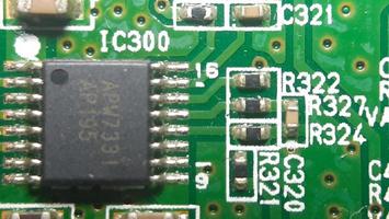 Installation ein 3 Bein Transistor im das pcb Schaltkreis damit Das es kehrt zurück zu Arbeit foto