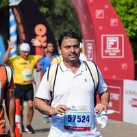 Neu Delhi, Indien - - Januar 16 2023 - - Vedanta Delhi Hälfte Marathon- Rennen nach covid im welche Marathon- Teilnehmer Über zu Kreuz das Fertig Linie, Delhi Hälfte Marathon- 2022 foto