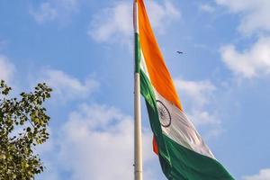 Indien-Flagge, die hoch am Connaught-Platz mit Stolz auf den blauen Himmel fliegt, Indien-Flagge flattert, indische Flagge am Unabhängigkeitstag und Tag der Republik Indien, Schuss nach oben geneigt, indische Flagge schwenkend, Har Ghar Tiranga foto