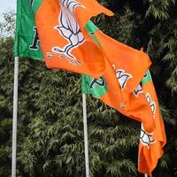 bharatiya Janata Party Flagge von indisch politisch Party, bjp bhartiya Janta Party Flagge winken während Uhr Straße Show im Delhi, Indien foto