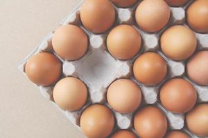 braun Hähnchen Eier im Karton Pack, einer Ei fehlen, leeren Raum, oben Aussicht foto