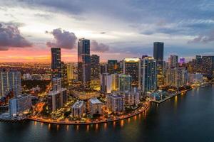 Antenne Drohne Foto von Brickell auf das Bucht Miami Florida Dämmerung