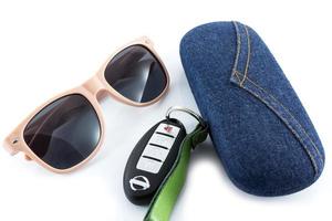 Rosa Sonnenbrille mit Auto Schlüssel foto