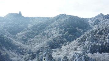 das schön gefroren Berge Aussicht bedeckt durch das Weiß Schnee und Eis im Winter foto