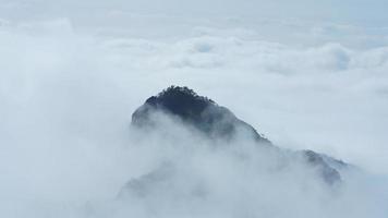 die wunderschönen berglandschaften mit dem grünen wald und der ausgebrochenen felsenklippe als hintergrund in der landschaft des chinas foto