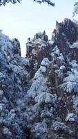 das schön gefroren Berge Aussicht bedeckt durch das Weiß Schnee und Eis im Winter foto