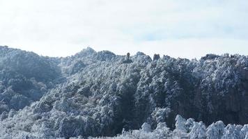 das schön gefroren Berge Aussicht bedeckt durch das Weiß Schnee und Eis im Winter foto