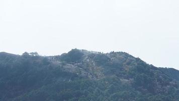 die wunderschönen berglandschaften mit dem grünen wald und der ausgebrochenen felsenklippe als hintergrund in der landschaft des chinas foto