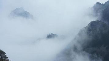 die wunderschönen berglandschaften mit dem grünen wald und der ausgebrochenen felsenklippe als hintergrund in der landschaft des chinas foto