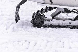 Schneemobil Skifahren auf Schnee schließen oben foto