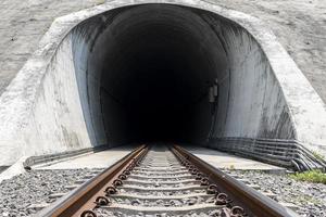 Zug Tunnel Laufen durch Berg foto