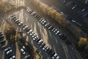 Antenne Aussicht Parkplatz Menge und Auto foto