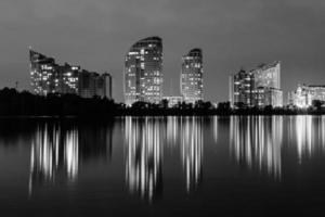 Nachtstadt mit Reflexion von Häusern im Fluss foto