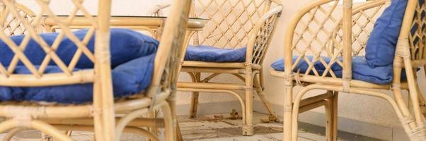 Korbholzstühle und Couchtisch zum Entspannen und Geselligkeit