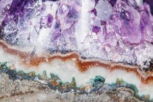 Amethyst Crystal Druse Makromineral auf weißem Hintergrund foto