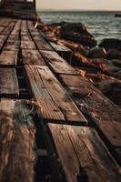 alt hölzern Seebrücke auf das Strand beim Sonnenuntergang. selektiv Fokus foto