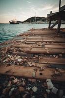 alt hölzern Seebrücke auf das Strand beim Sonnenuntergang. selektiv Fokus foto