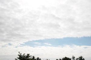 klar Blau Himmel mit Weiß milchig Wolke Atmosphäre Sonne Licht Tageslicht Hintergrund Wolkenlandschaft wolkig foto