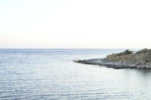 Seelandschaft mit Felsen am frühen Morgen oder am späten Abend foto