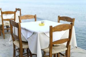 Cafétische am mediterranen Uferdamm foto