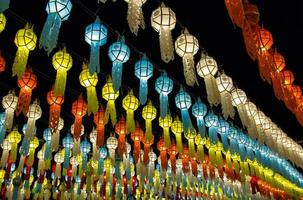 bunt hängend Laternen Beleuchtung auf Nacht Himmel im loy Krathong Festival beim Nord von Thailand foto