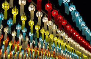 bunt hängend Laternen Beleuchtung auf Nacht Himmel im loy Krathong Festival beim Nord von Thailand foto