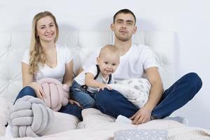 Mutter, Papa und wenig Sohn sind spielen beim heim. jung Familie mit ein Kind. foto