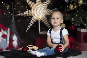 glücklich Baby unter das Weihnachten Baum. Weihnachten Kind foto