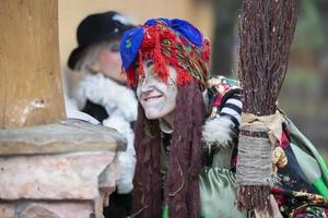 baba yaga mit ein Besen in der Nähe von ein hölzern Hütte. foto