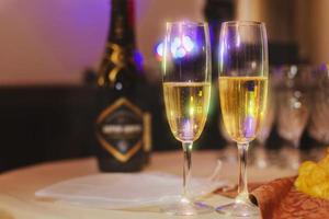 zwei Brille mit Champagner auf ein Restaurant Hintergrund. foto