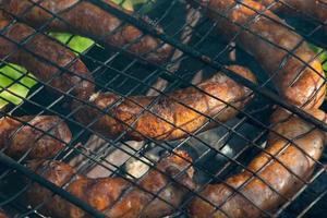 Holzkohle gegrillt Würste. grillen foto