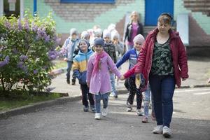 Weißrussland, das Stadt von Gomil, kann 30, 2019. öffnen Tag im Kindergarten. ein Gruppe von Russisch Kinder von Kindergarten zum ein gehen mit das Lehrer. foto