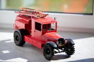 Spielzeug retro Feuer LKW von rot Farbe. foto