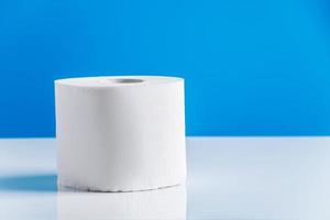 Rollen Toilettenpapier auf blauem Grund foto