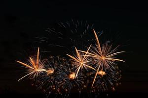 festliches Feuerwerk am Nachthimmel foto