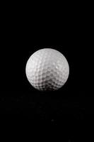 Golf Ball auf dunkel Hintergrund foto