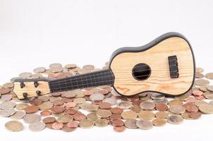 Spielzeug Gitarre mit Münzen foto
