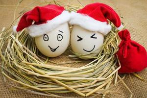 glücklich Eier beim Weihnachten. foto