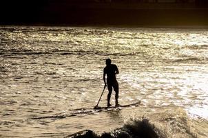 Silhouette eines Surfers foto