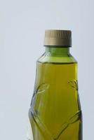 ein Flasche von Olive Öl auf Weiß Hintergrund foto
