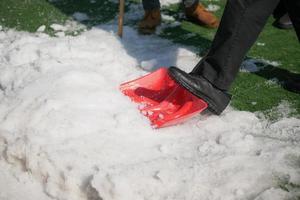 Männer mit rot verschwommen Schnee Schaufel. foto