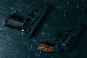 zwei Waffen auf schwarzem Tisch foto