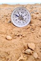 Kompass auf dem Boden foto