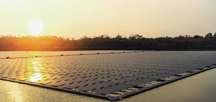 Solar- Panel Plattform auf Wasser im Teich. Konzept sauber Energie im Natur foto