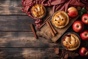 hausgemacht Apfel Kuchen. hausgemacht Apfel Kuchen auf hölzern Hintergrund, oben Sicht. klassisch Herbst das Erntedankfest Dessert - - organisch Apfel Kuchen. generativ ai foto