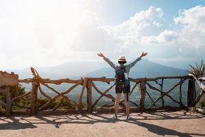 Frau Reisender mit Rucksack genießen Aussicht und glücklich Freiheit beim Berge foto
