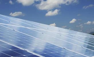 Öko Technologie Solar- Panel mit Sonne und Blau Himmel Hintergrund. Konzept sauber Energie im Natur foto
