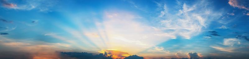 Panorama Sonnenuntergang mit Blau Himmel und Wolke Hintergrund foto