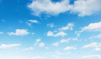 blauer Himmel mit weißem Wolkenlandschaftshintergrund foto