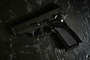 Pistole auf schwarzem Textur-Tisch